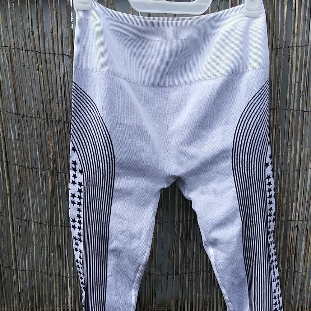 Fabletics High Waist Capri Leggings Medium NWT - M